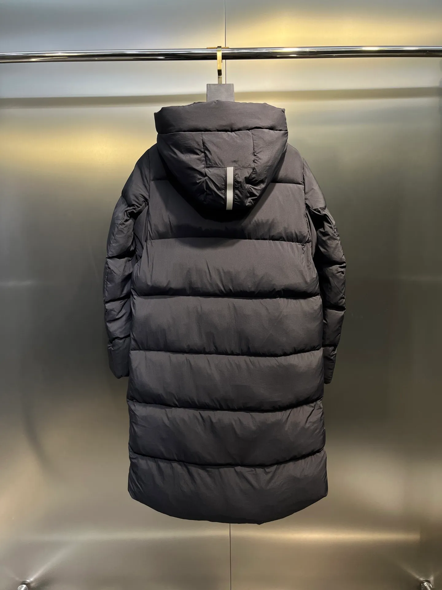 P1100 Canada Goose 🌟Canada Goose🇨🇦 Unisex down jacket, couple style, imported 90% duck down, collar is Canadian wild coyote hair, checkered double-layer inner liner with no velvet, thick velvet filling, level 5 cold protection, only one goose is needed to prevent freezing in winter, the stitching is perfect! I will buy another version this year, all accessories and materials will follow the original size: xs-xxl